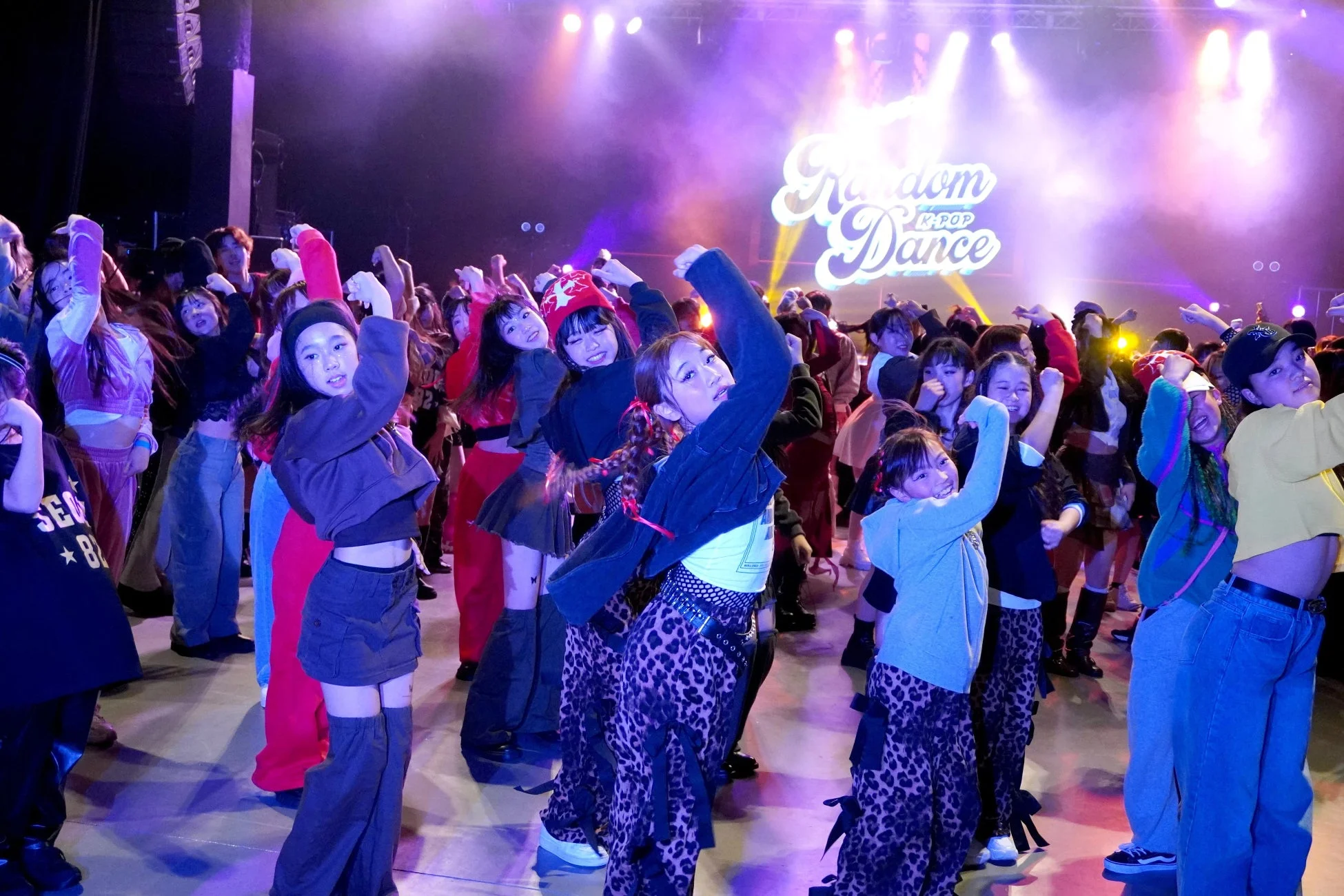 大勢の若者がK-POPに合わせてダンスを披露している