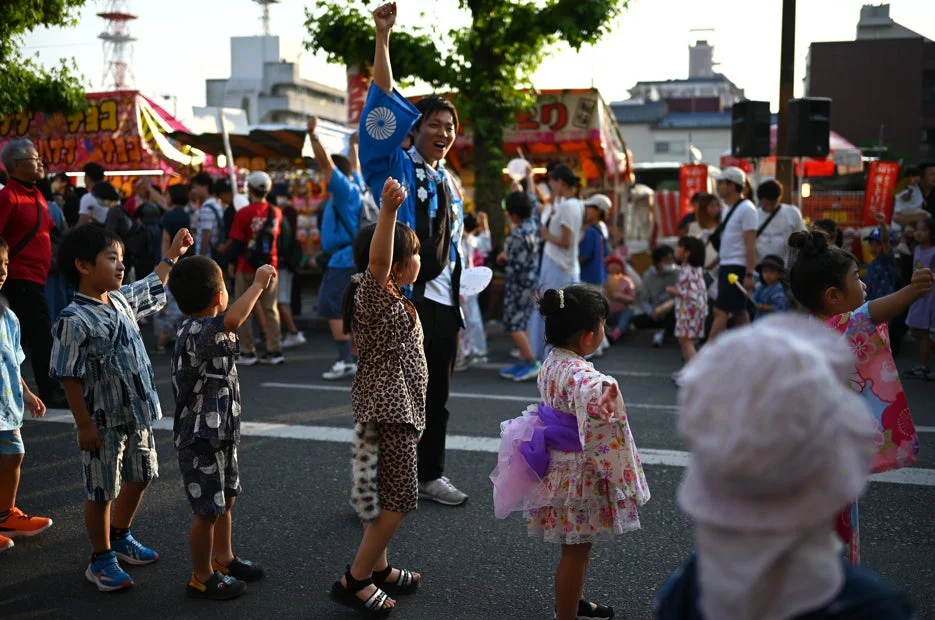 夏祭りの賑やかな様子