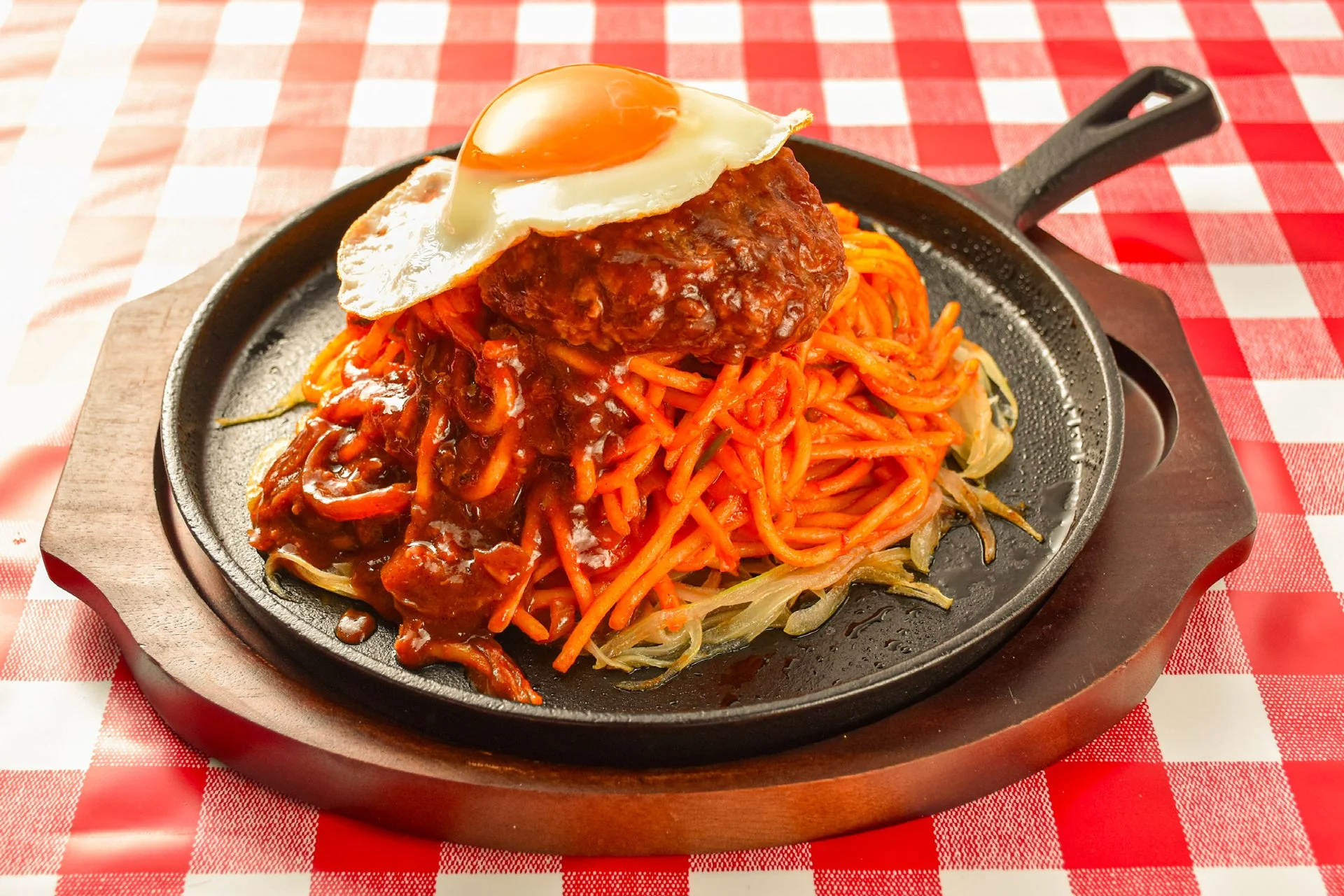 鉄板ハンバーグナポリタン 目玉焼き添え
