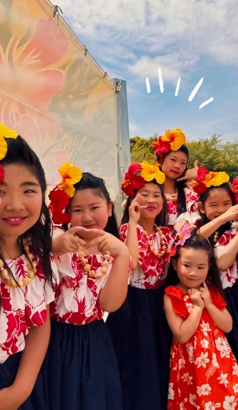ハワイアン衣装の子供たち