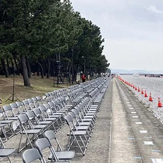 椅子が並べられたイベント会場