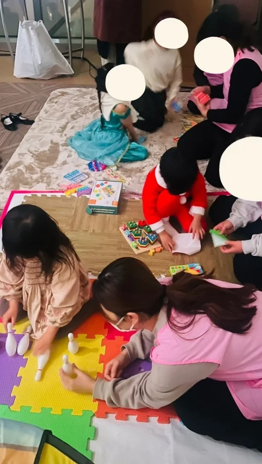複数の子供たちが室内で遊んでいる様子