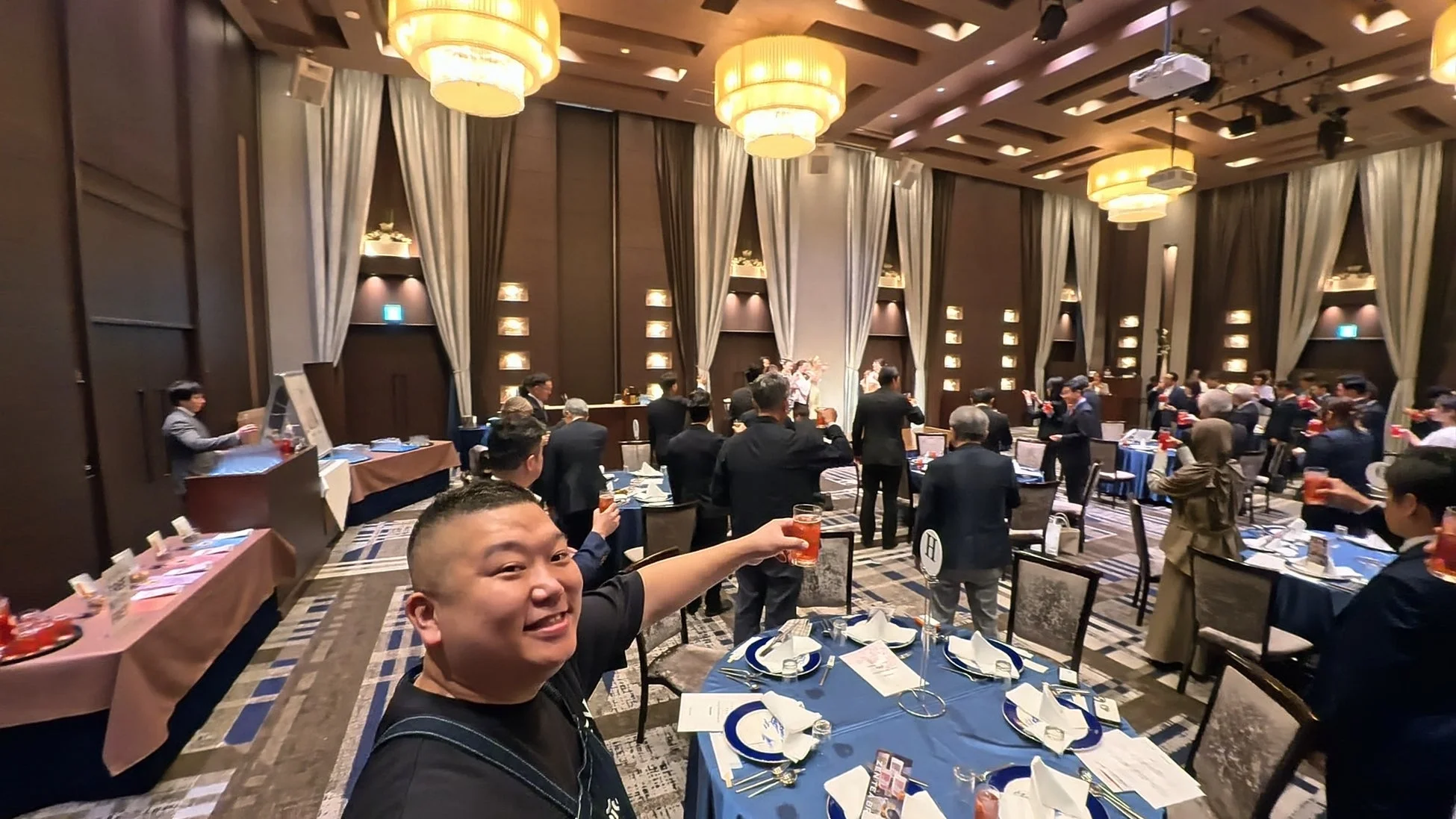 乾杯する人々