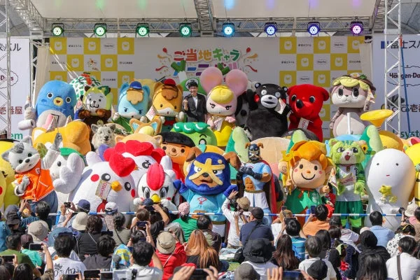 多数のご当地キャラクターがステージに集合し、観客が楽しんでいる様子
