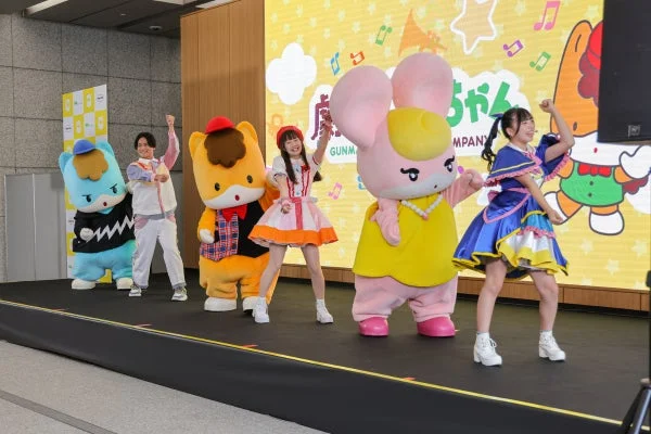 複数のゆるキャラとパフォーマーがステージでダンス