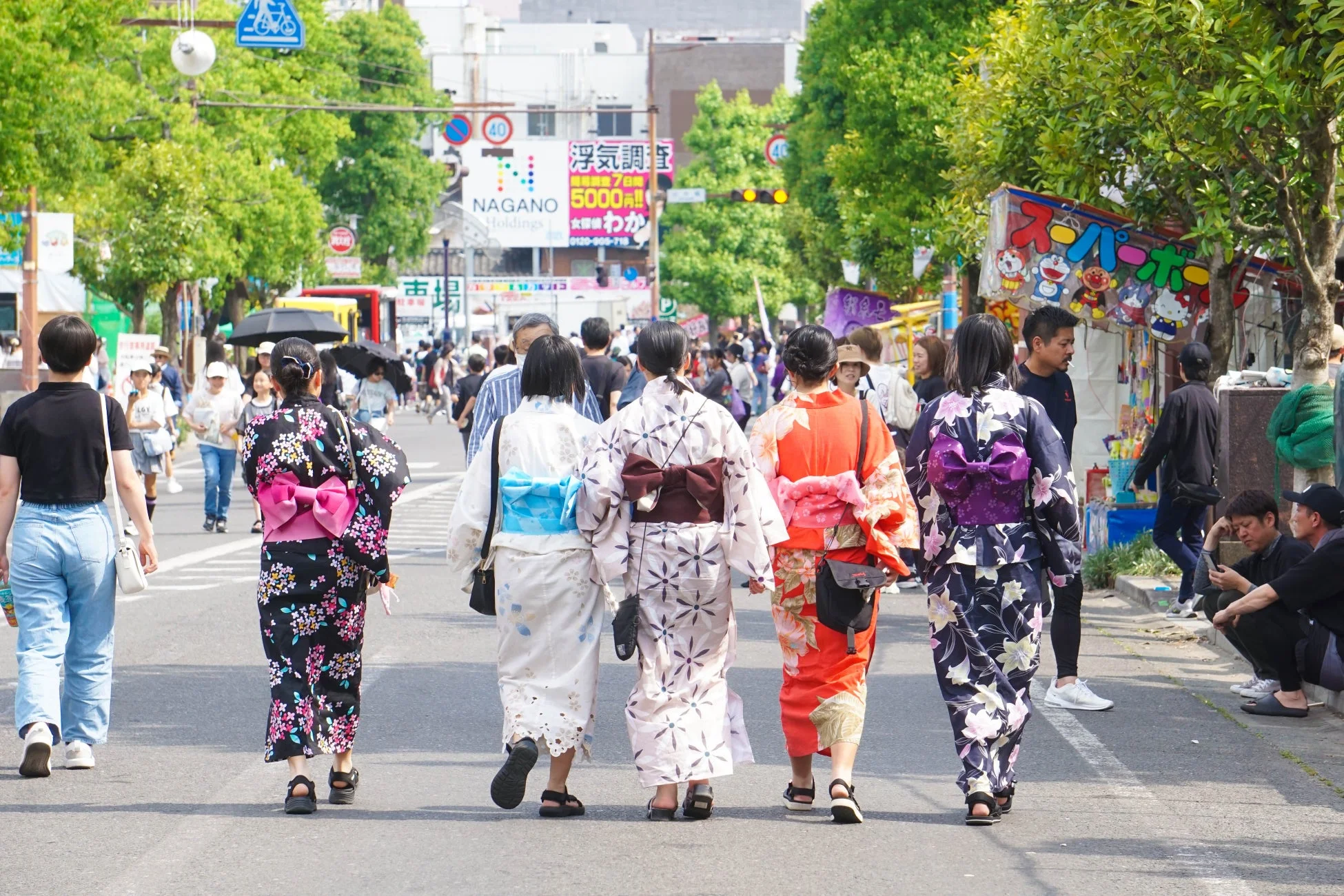 浴衣を着た人々