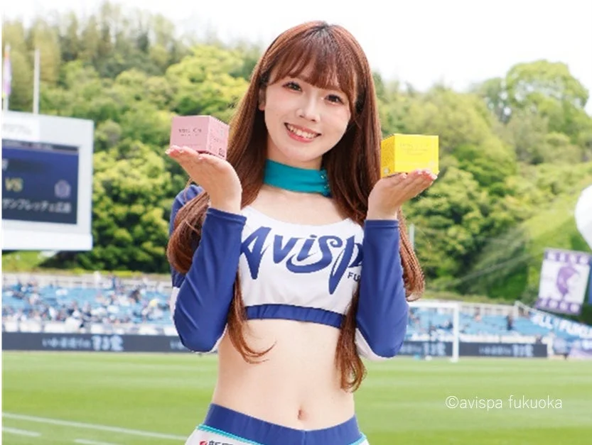 チアリーダーがピンクと黄色の箱を持っている