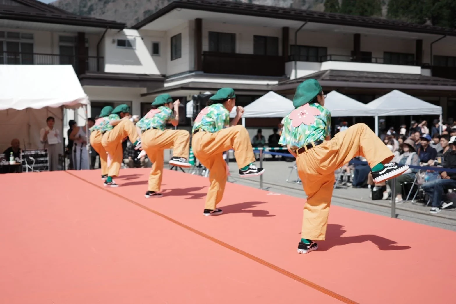 ステージでダンスパフォーマンス