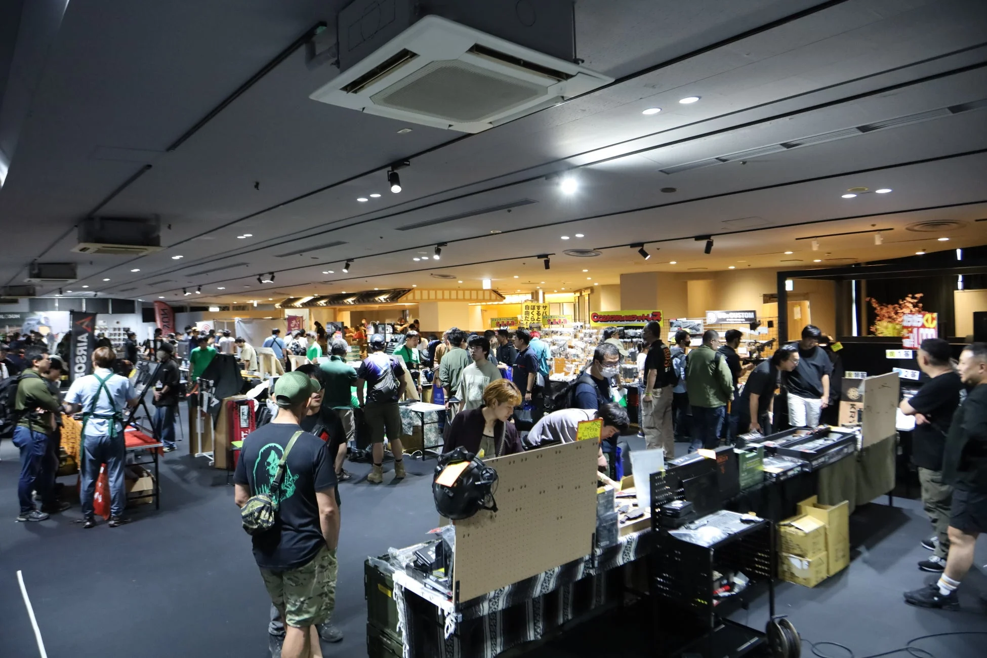 多くの人々で賑わう屋内イベント会場の様子