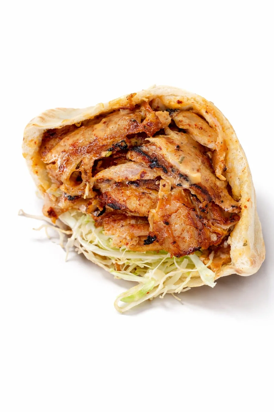香ばしく焼かれた肉とシャキシャキの千切りキャベツがたっぷり挟まれたケバブ