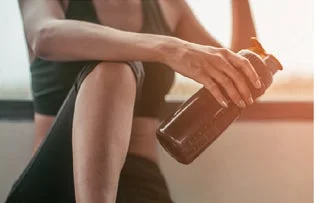 運動後に水分補給をする女性