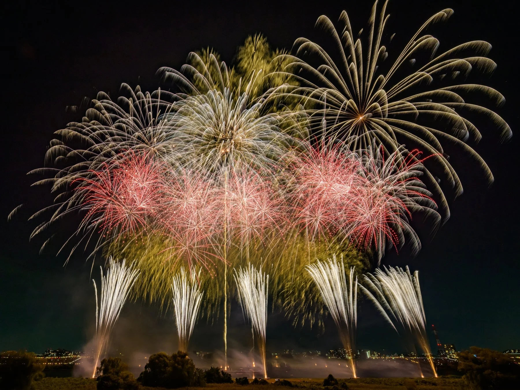 夜空に打ち上がる花火