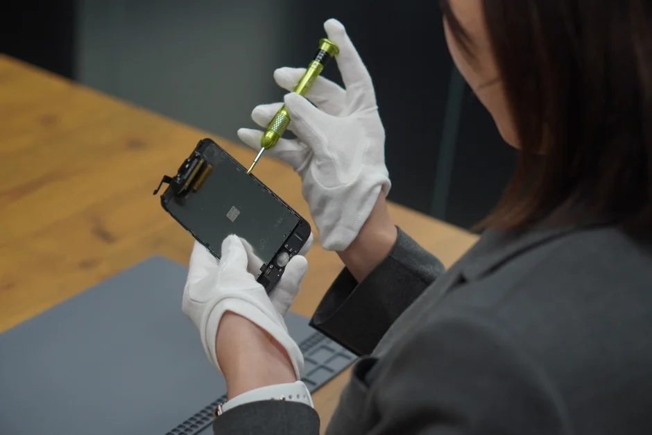 スマートフォンの修理作業