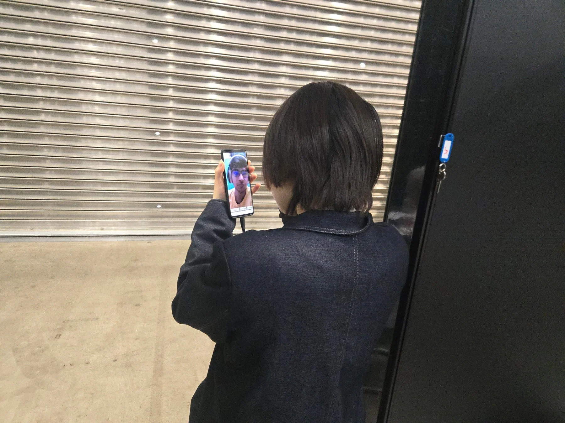スマートフォンでビデオ通話する様子