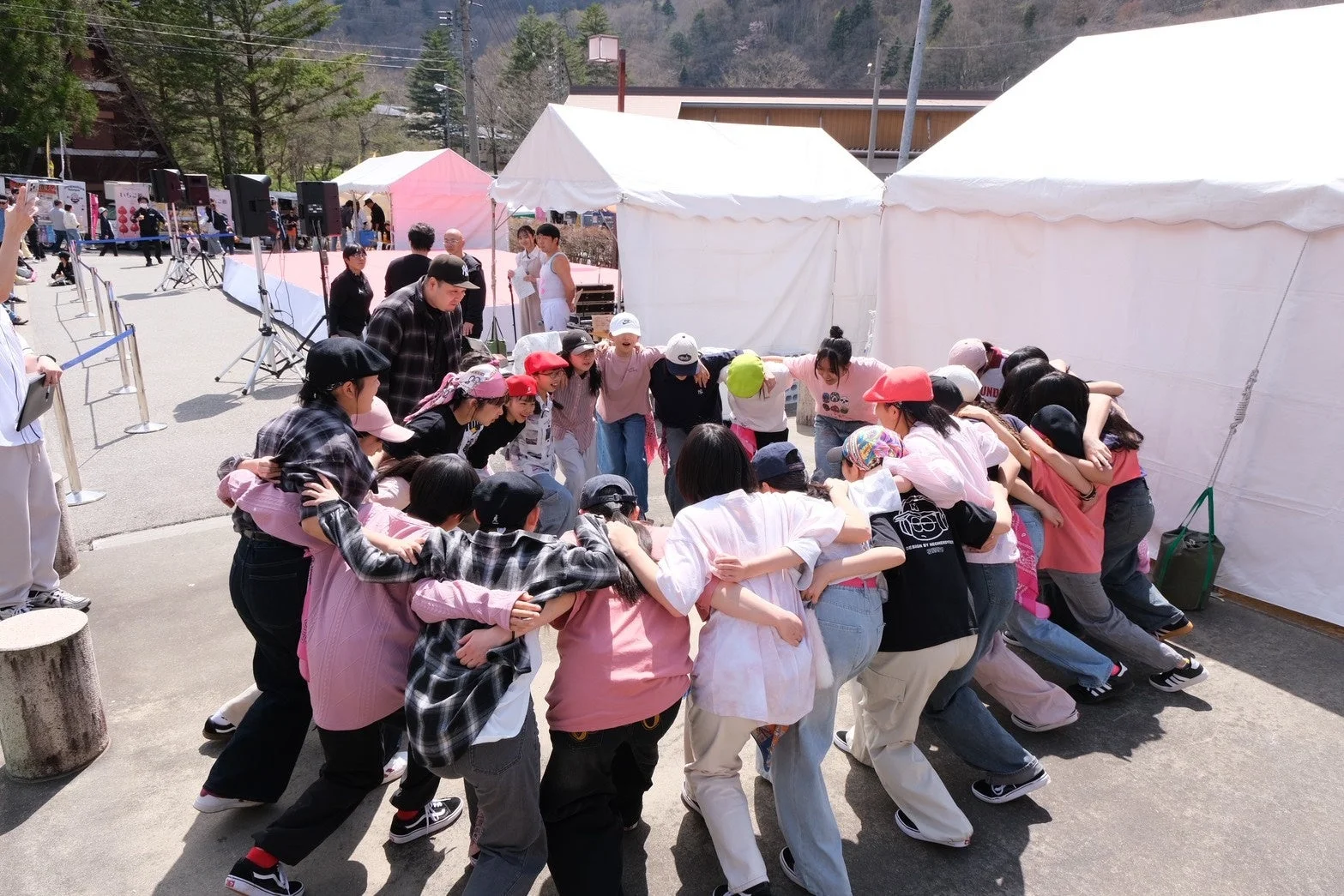 ダンスイベントで円陣を組む若者たち