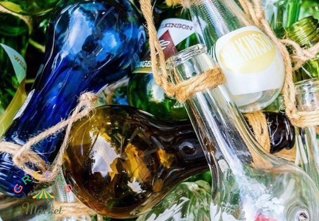 麻ひもで巻かれたカラフルなガラス瓶の装飾品