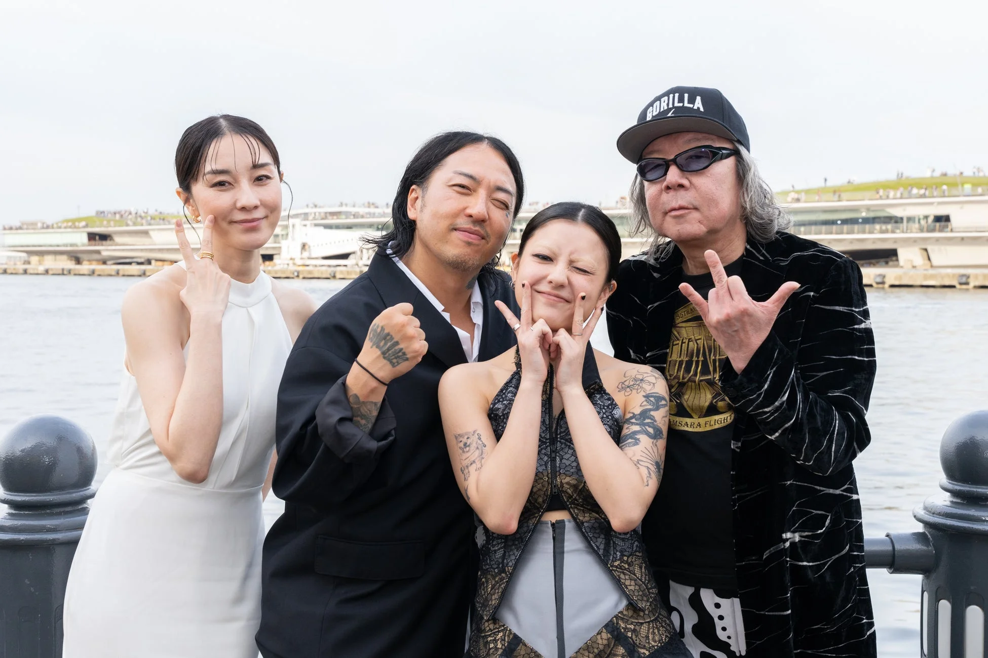 映画キャストの集合写真