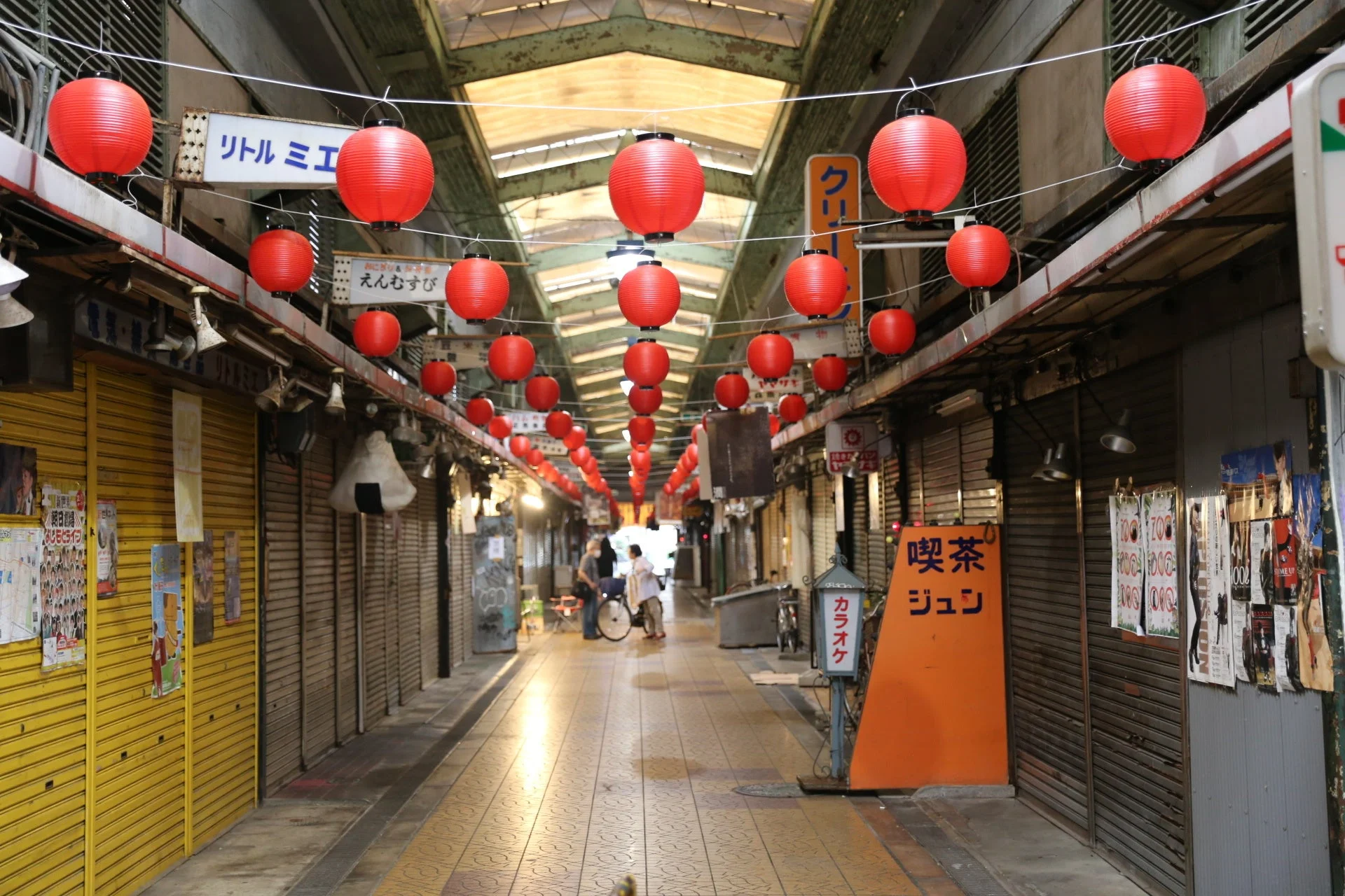 赤提灯が並ぶ商店街