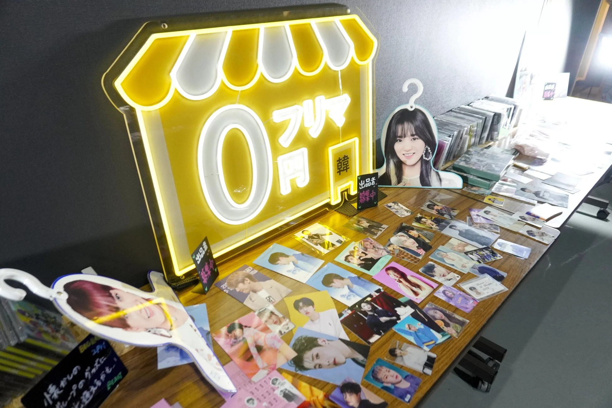 K-POPアイドルグッズが並べられたフリマの様子