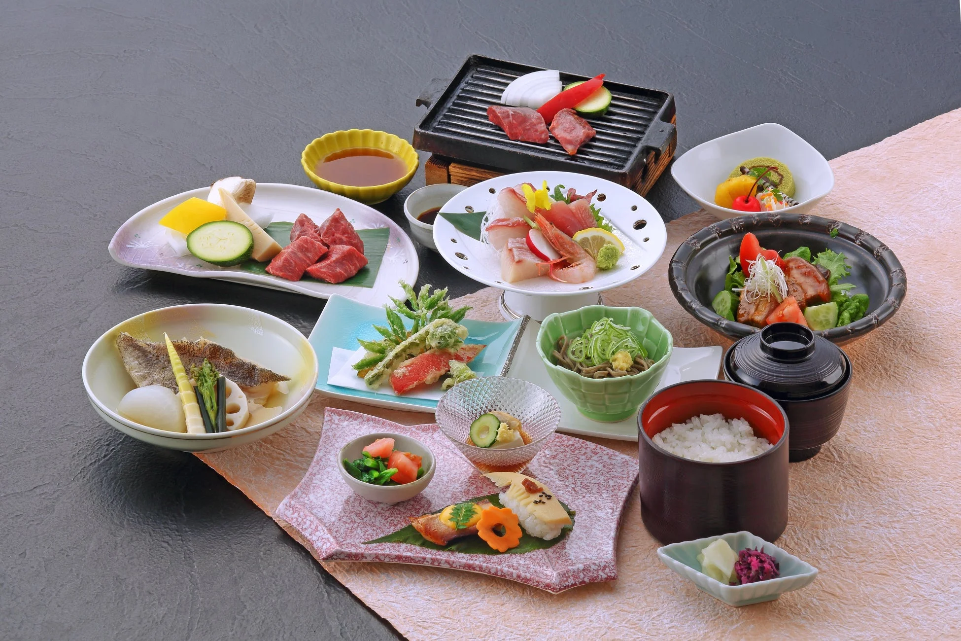 豪華な会席料理の御膳