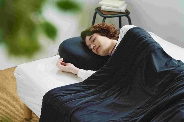 ベッドで眠る男性