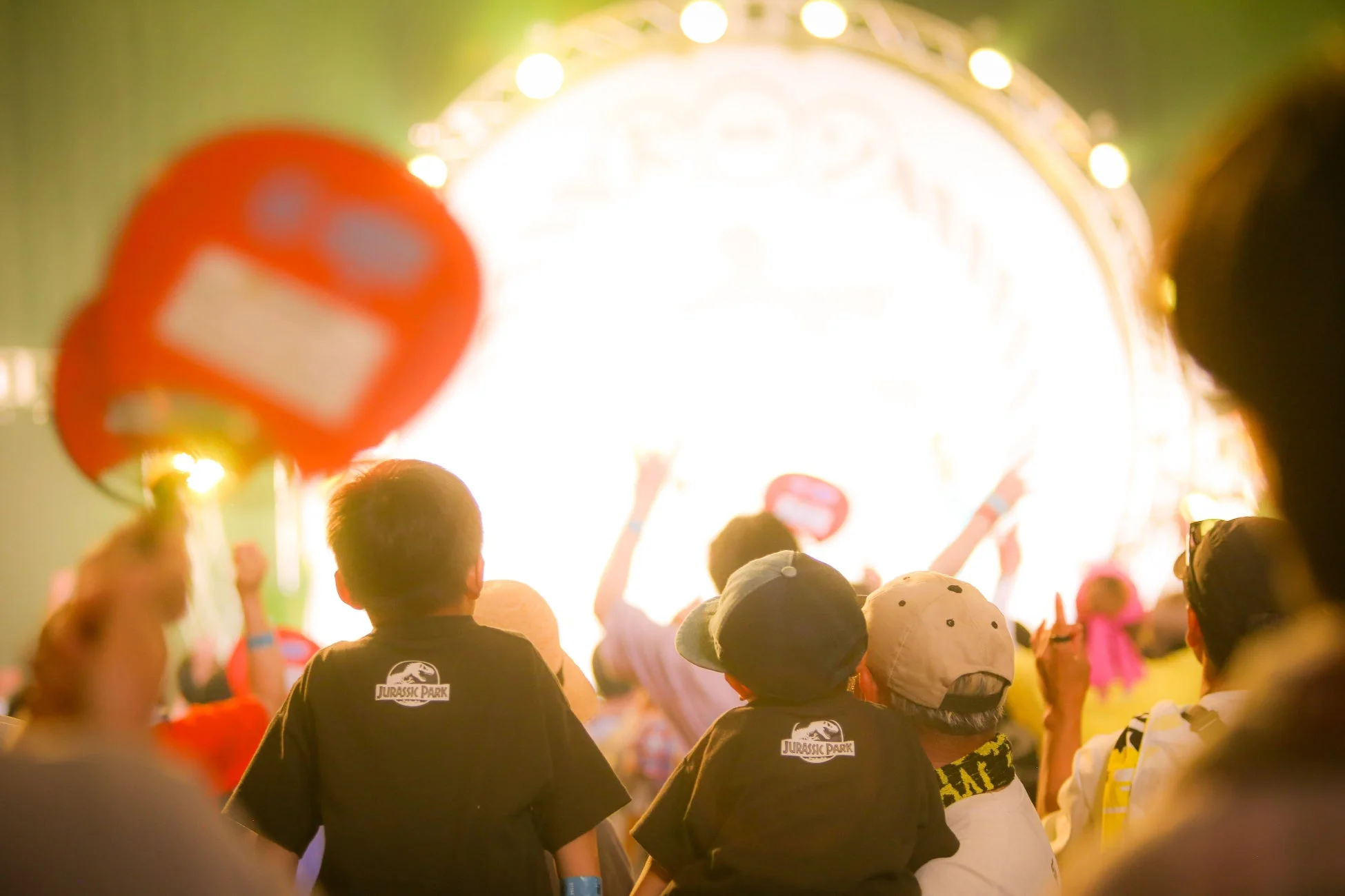 イベントを楽しむ人々と夕焼け