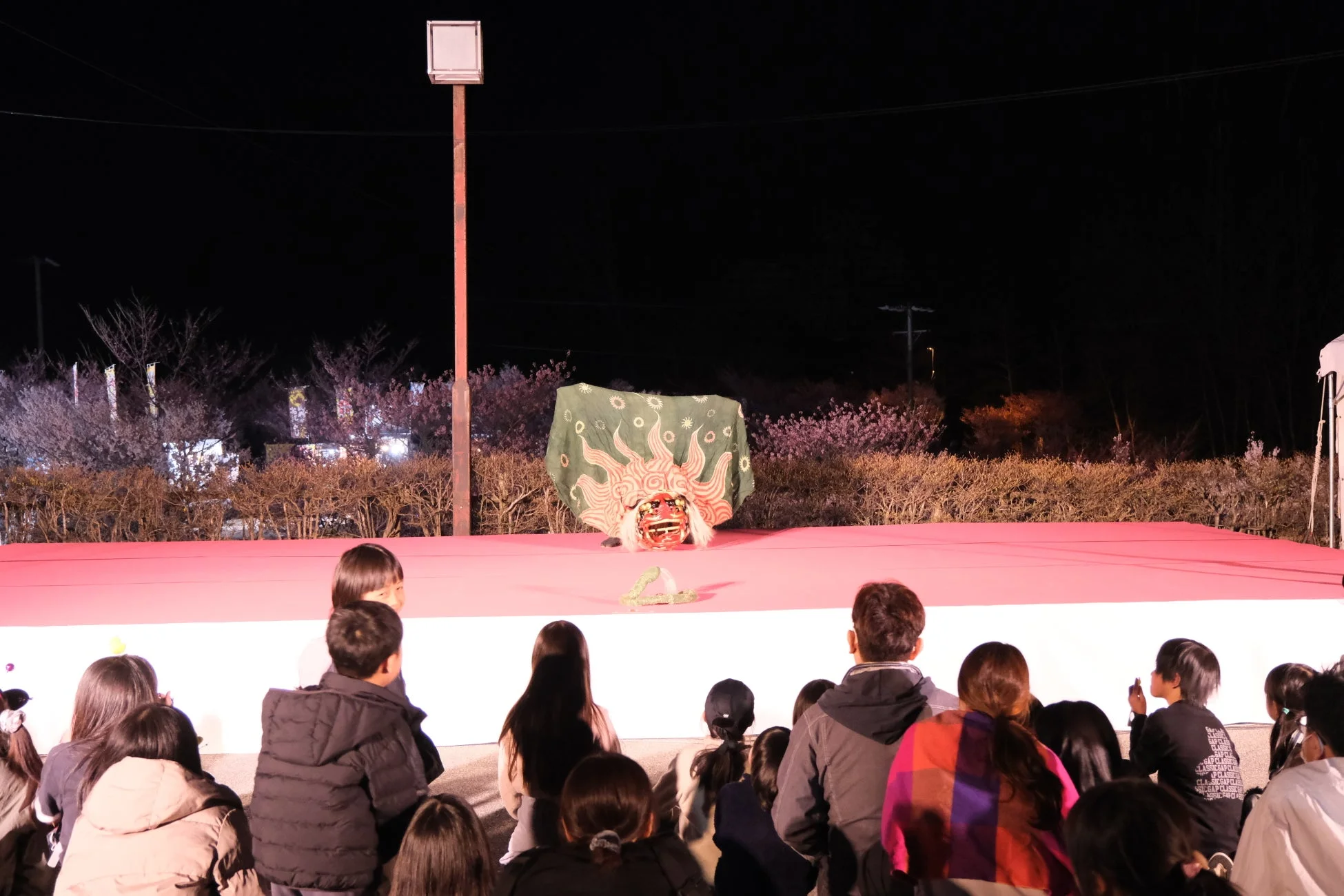夜のステージで披露される獅子舞