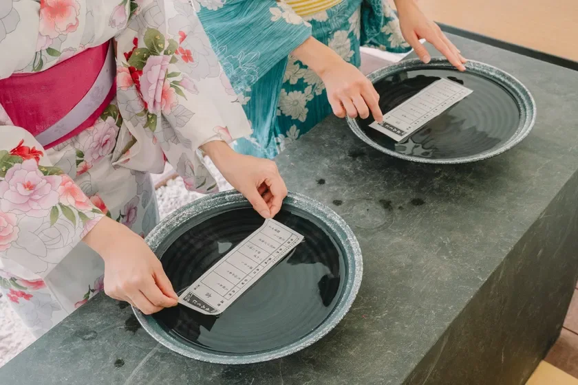 水占いで運勢を占う様子