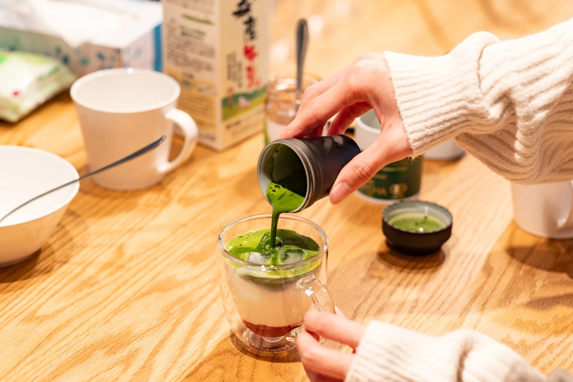 抹茶ラテを準備する様子
