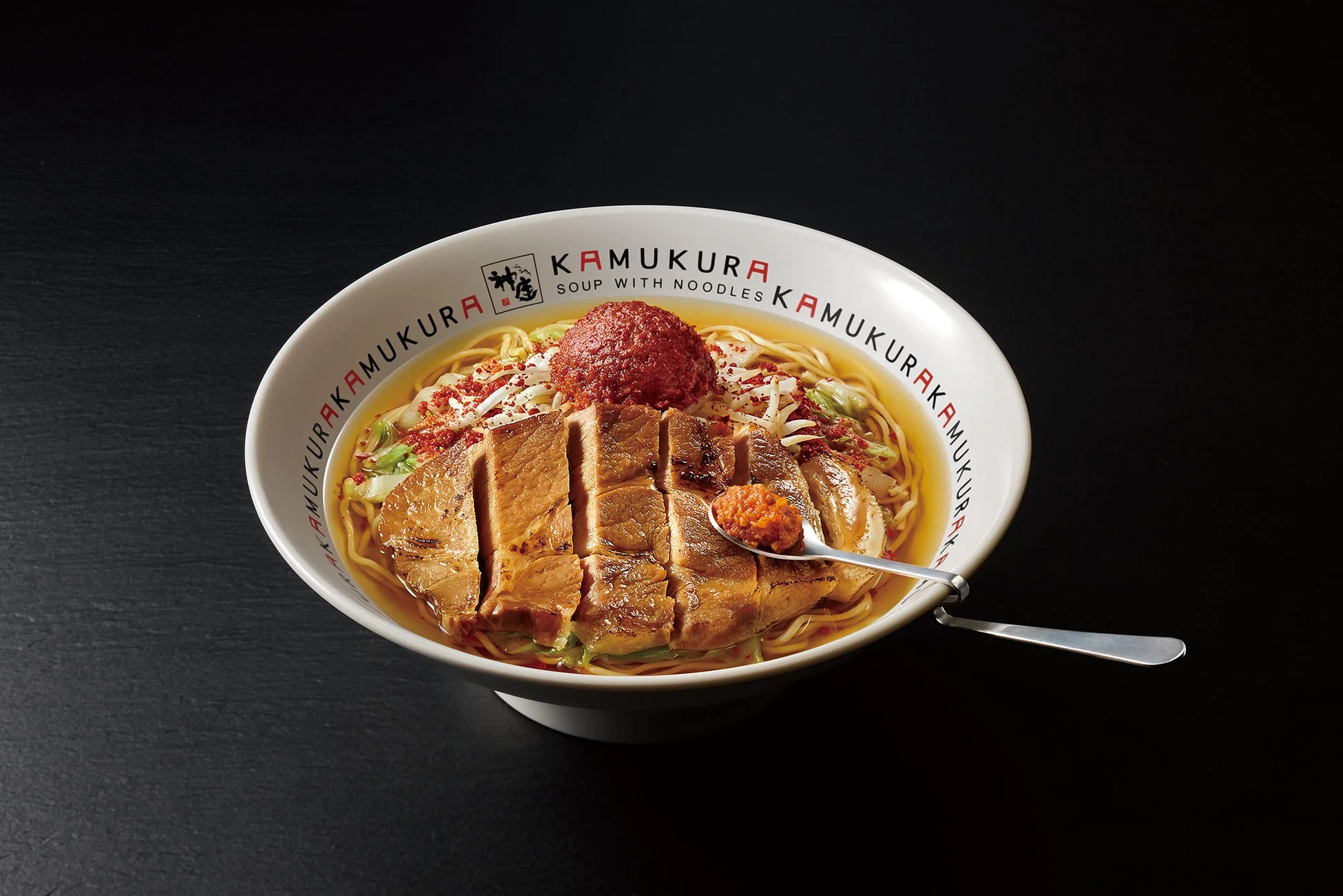 厚切りのチャーシューと赤い辛味噌がのったラーメン