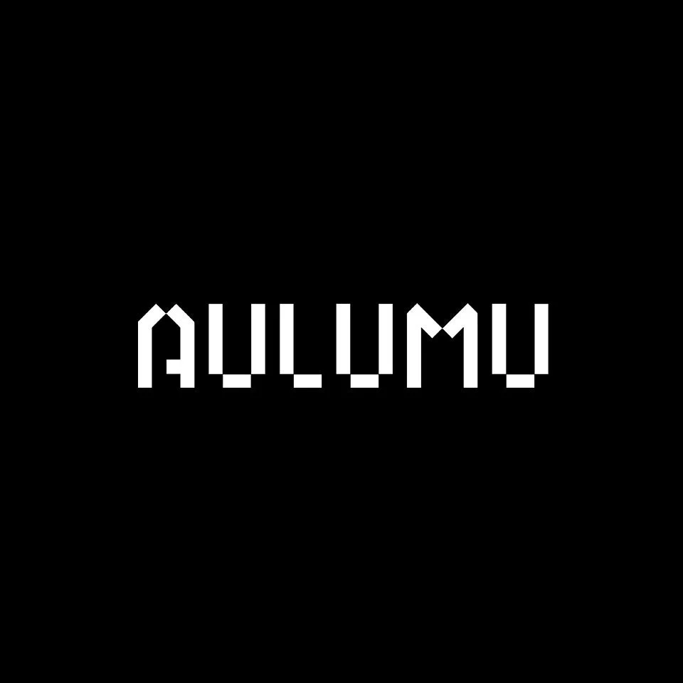 黒い背景に白く「AULUMU」と書かれたロゴ