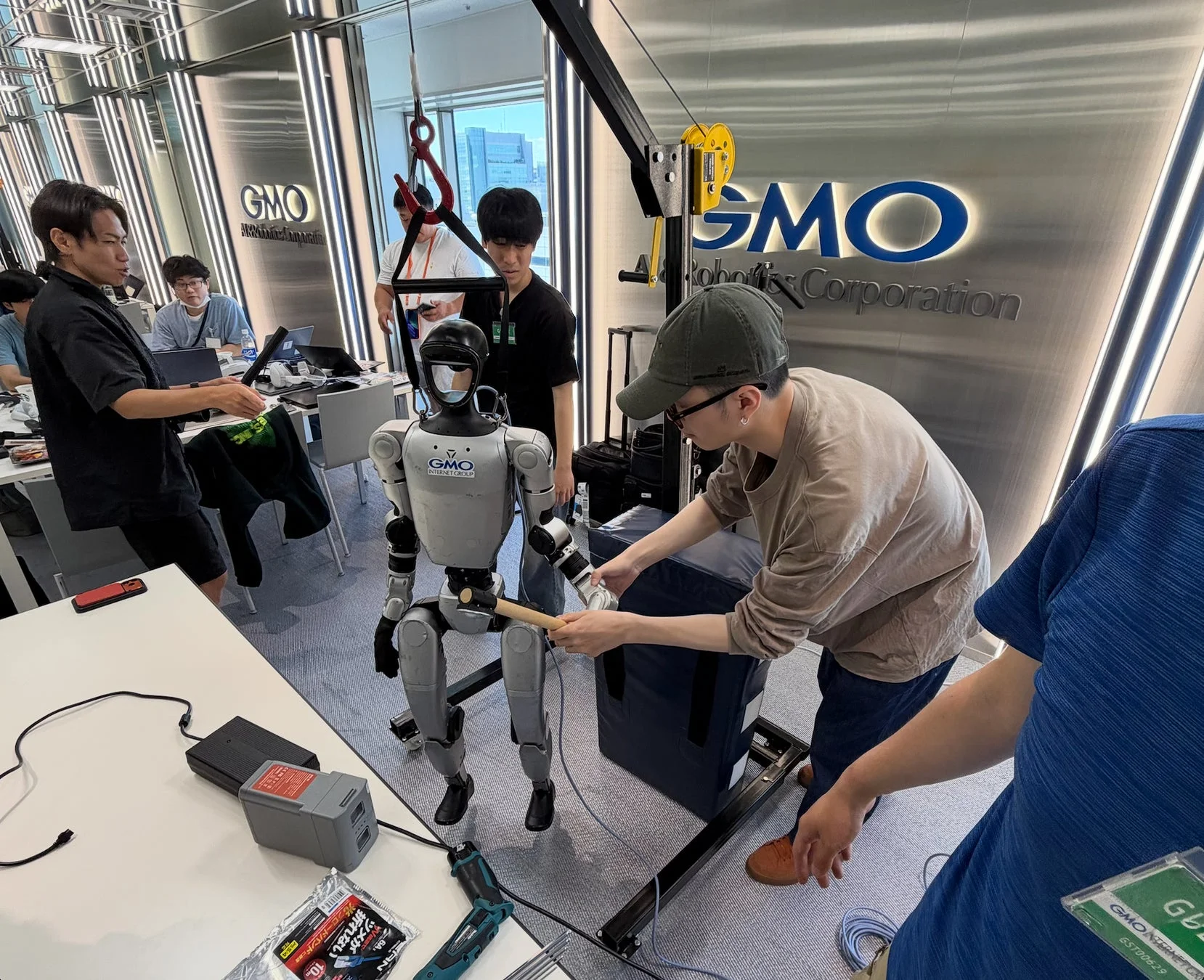 ロボットの調整作業中のエンジニア