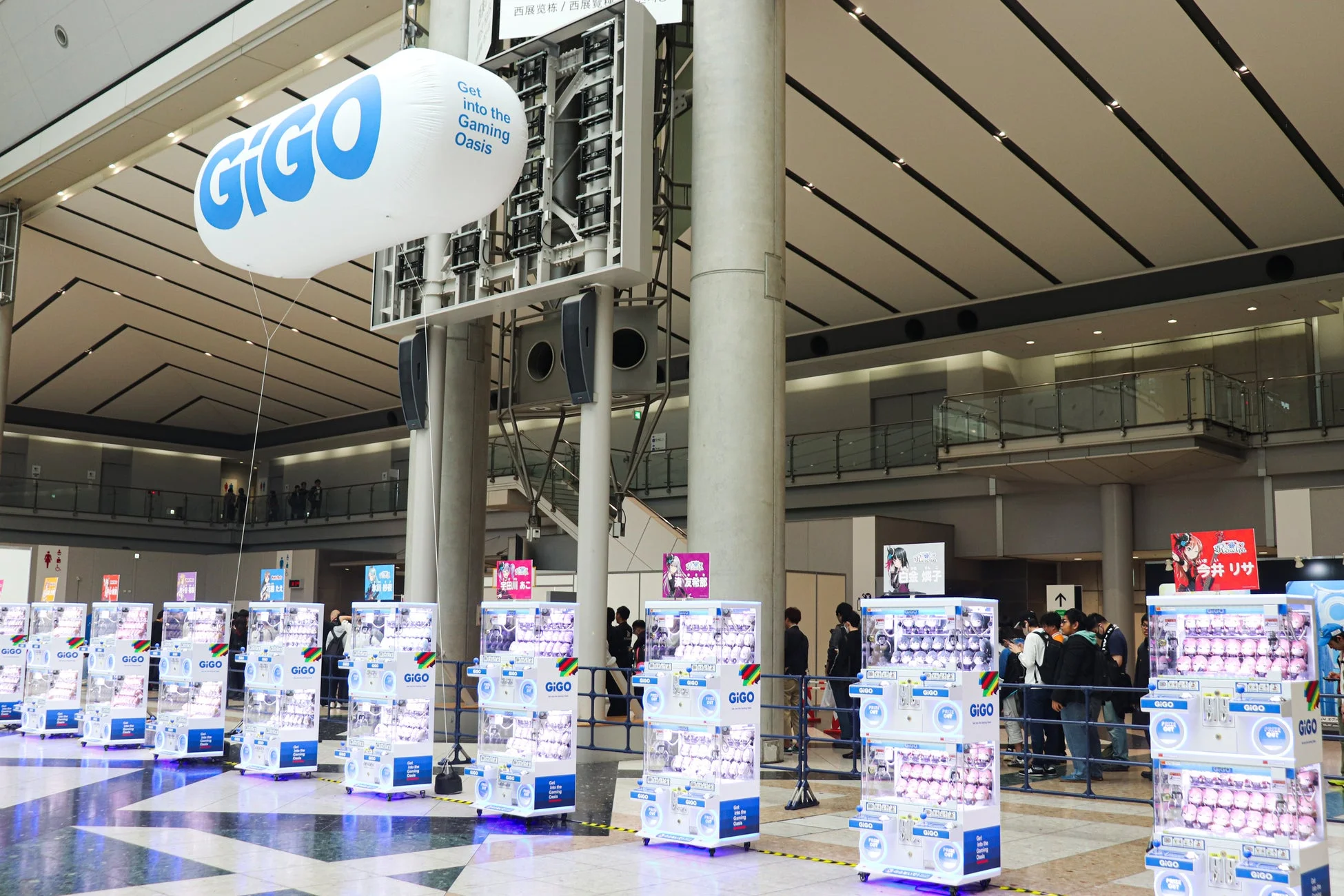 クレーンゲームが並ぶ会場