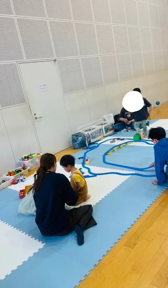 子供たちがプラレールなどで遊んでいる様子