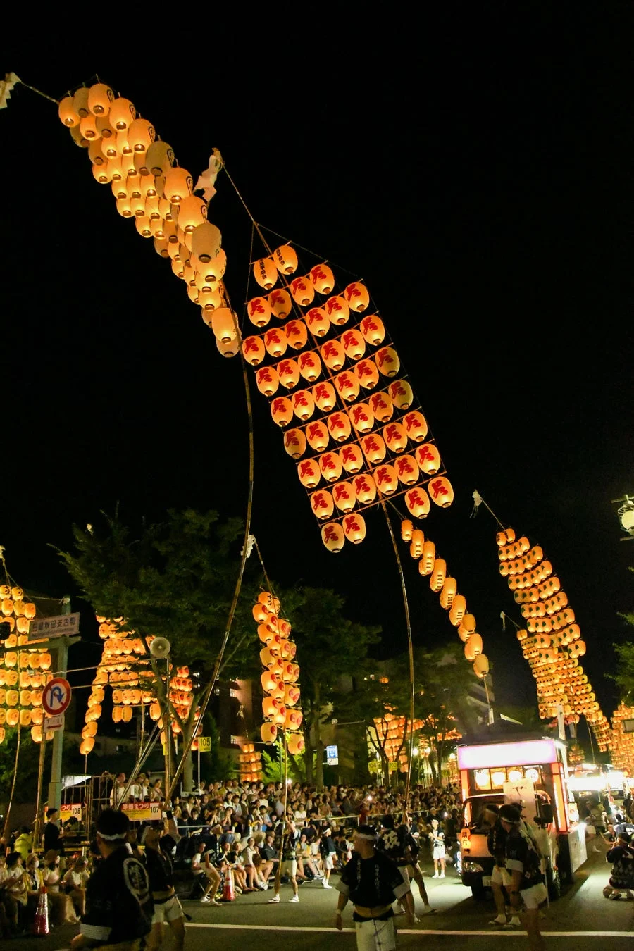 秋田竿燈まつりの夜景