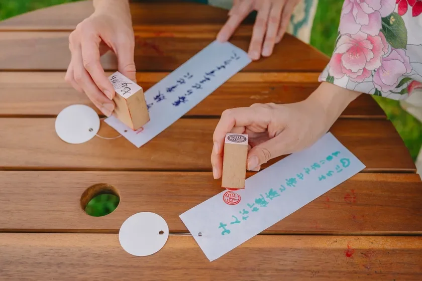 短冊に願いを書き込む様子