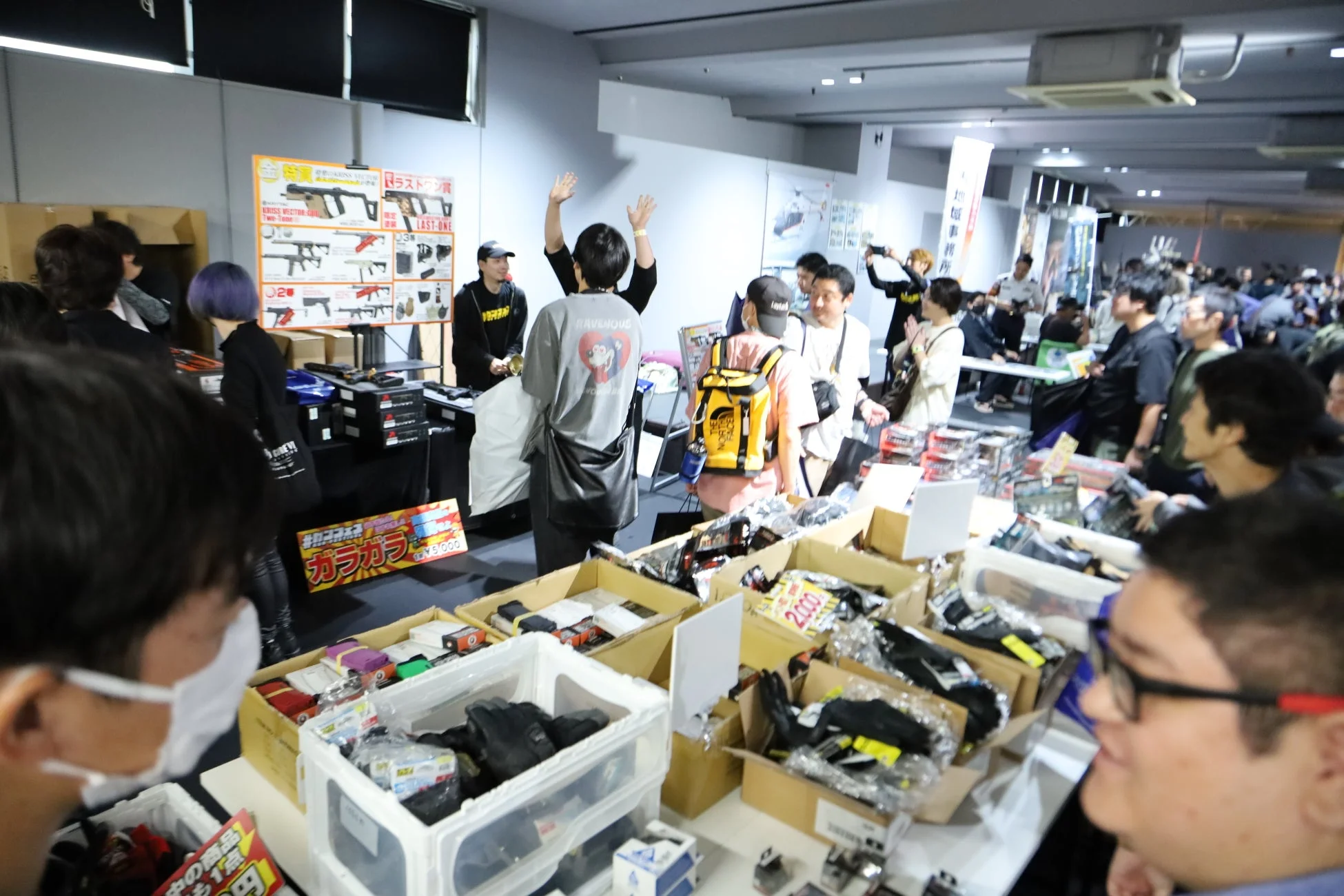 大勢の人が集まる屋内のイベント会場の様子