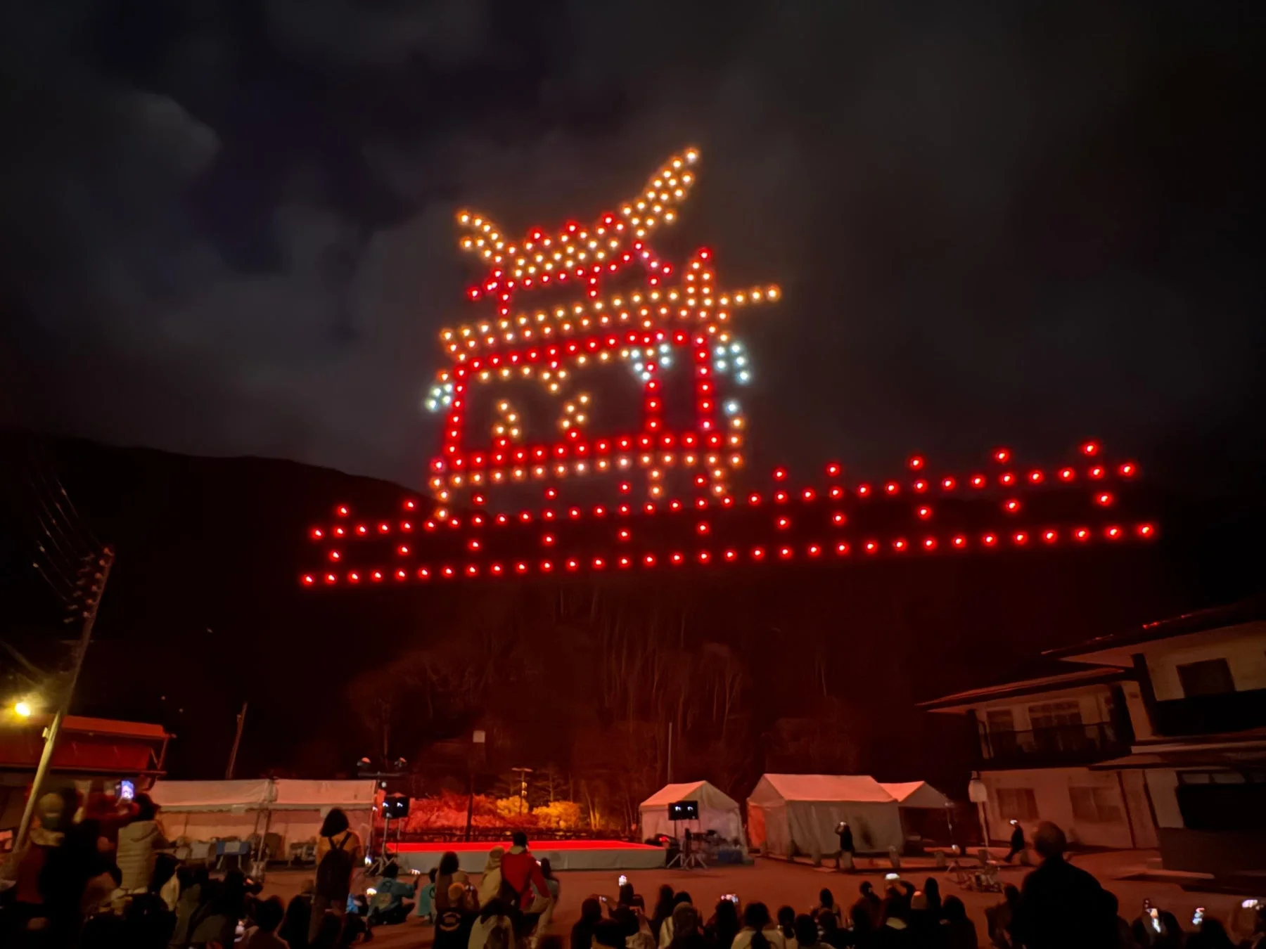 夜空に鳥居を描くドローンショー