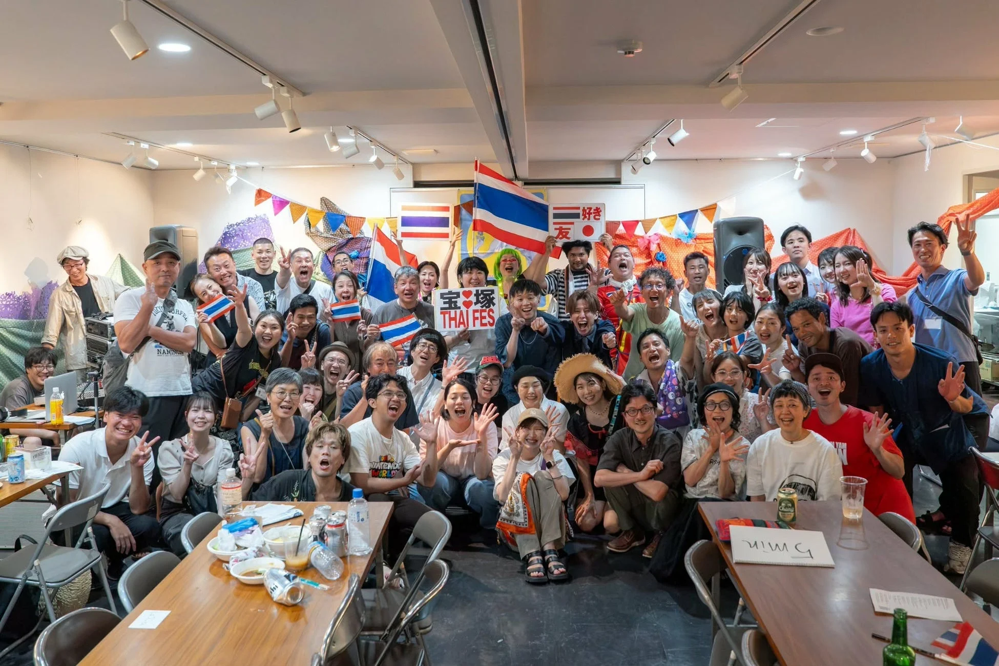 タイフェスを楽しむ人々の集合写真