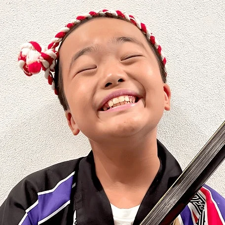 三味線を弾く少年