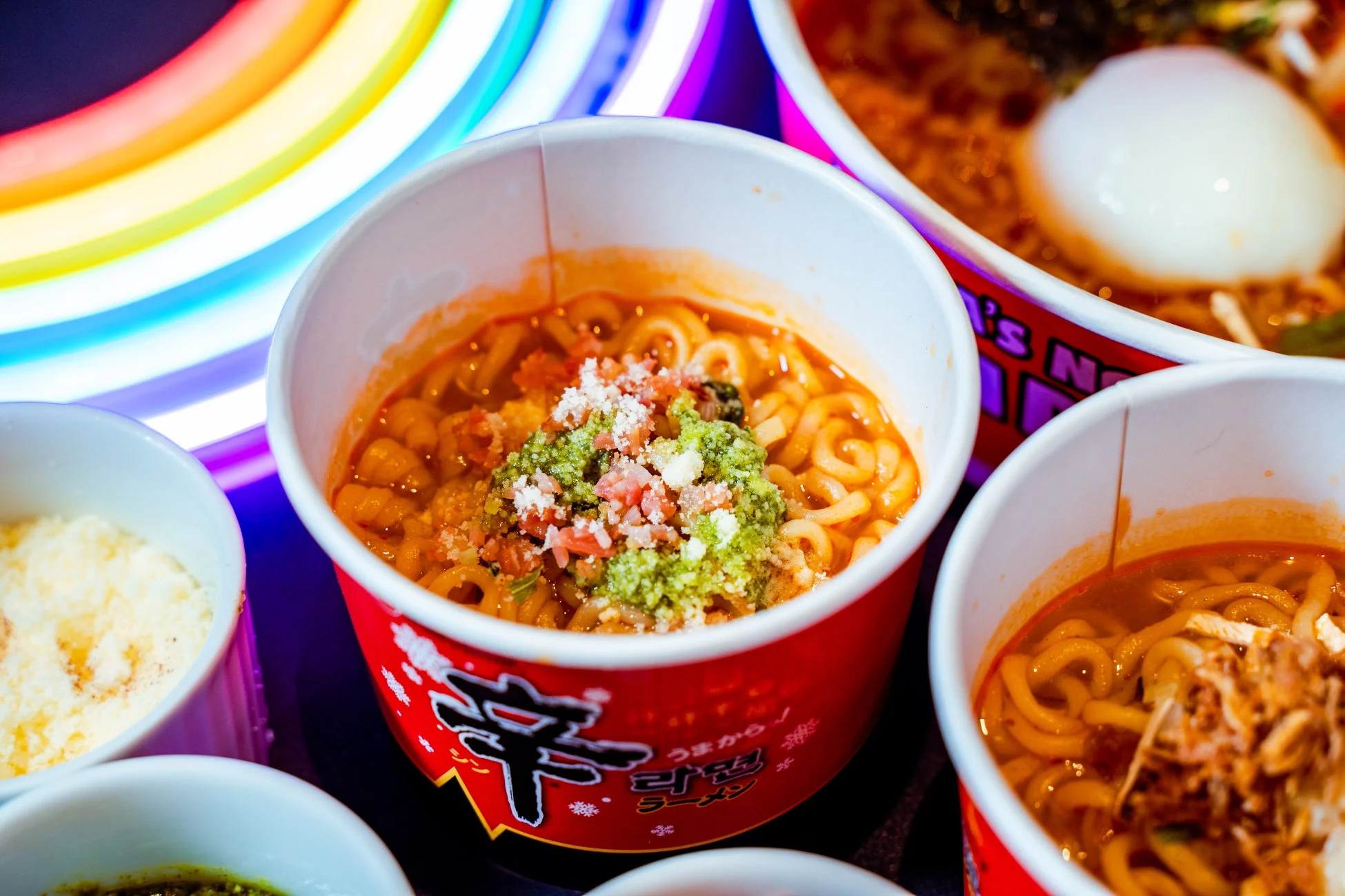 複数の辛ラーメンとネオン