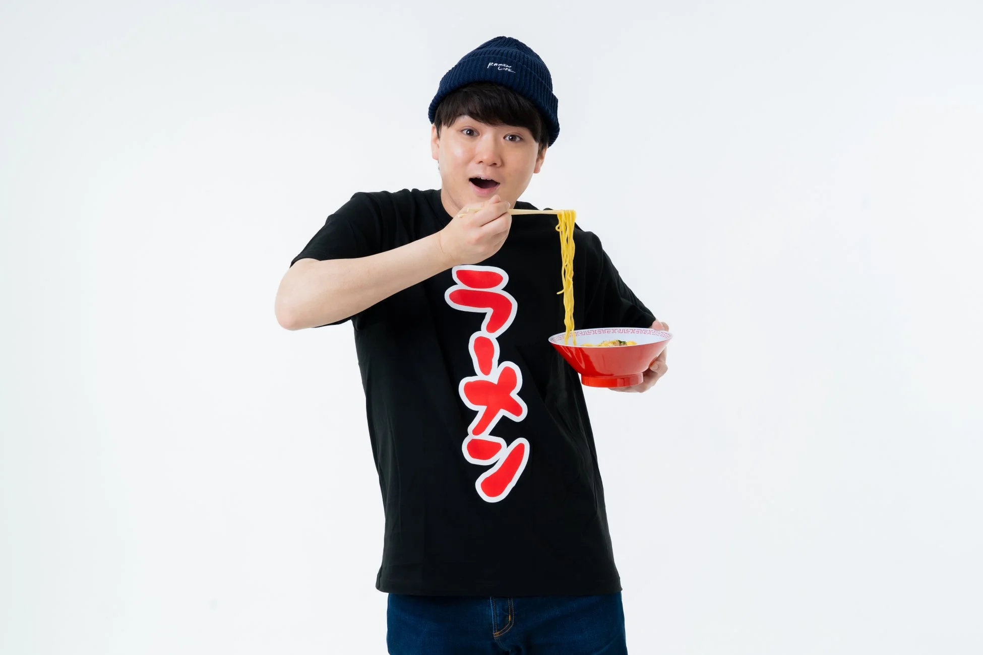 ラーメンを持つ男性