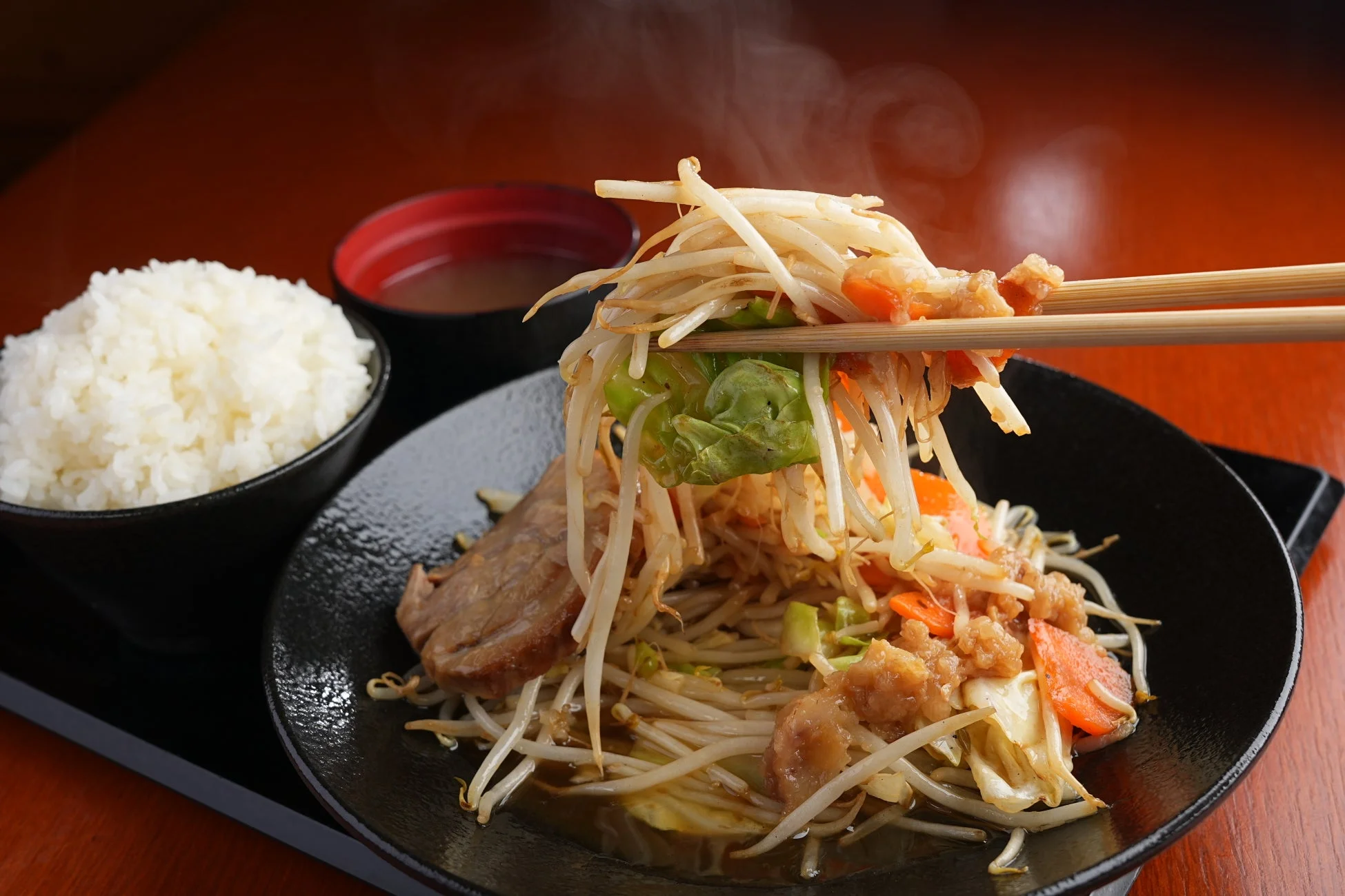 湯気が立つ熱々の肉野菜炒め定食