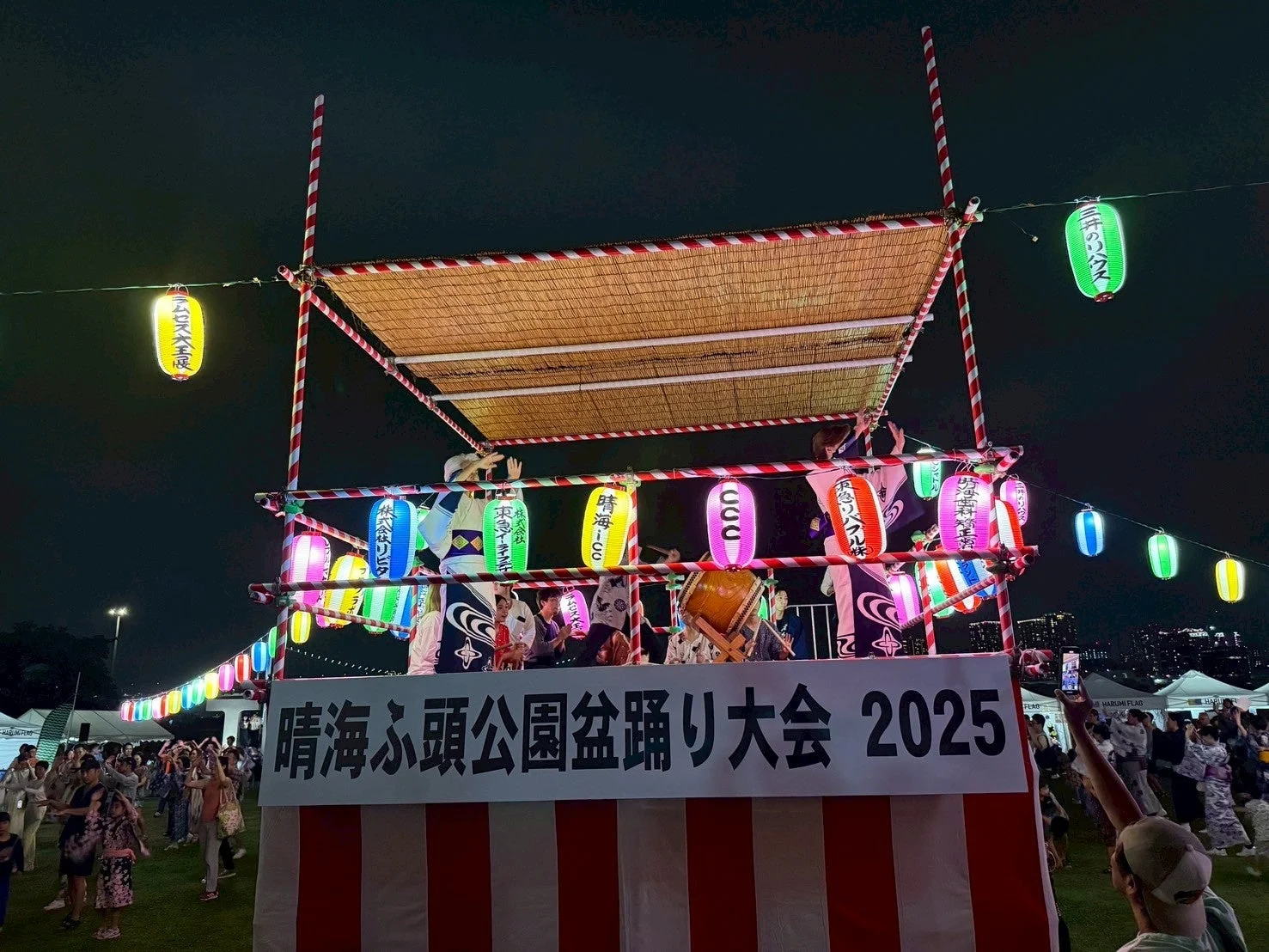 櫓と盆踊りの様子