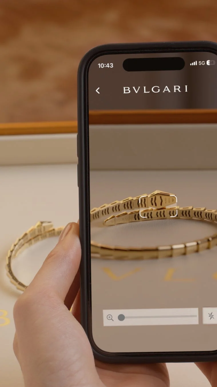 ブルガリのブレスレットとスマートフォン
