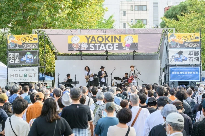 屋外ステージで演奏するバンド