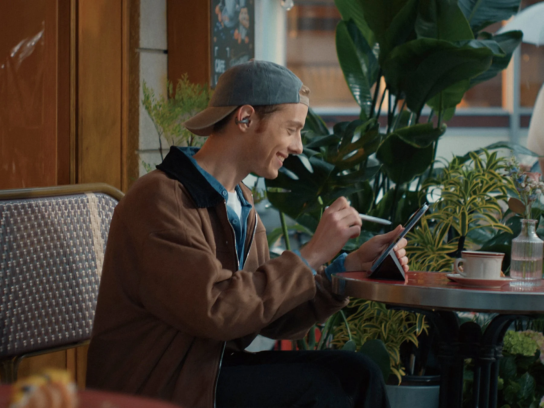 カフェでタブレットを使う男性