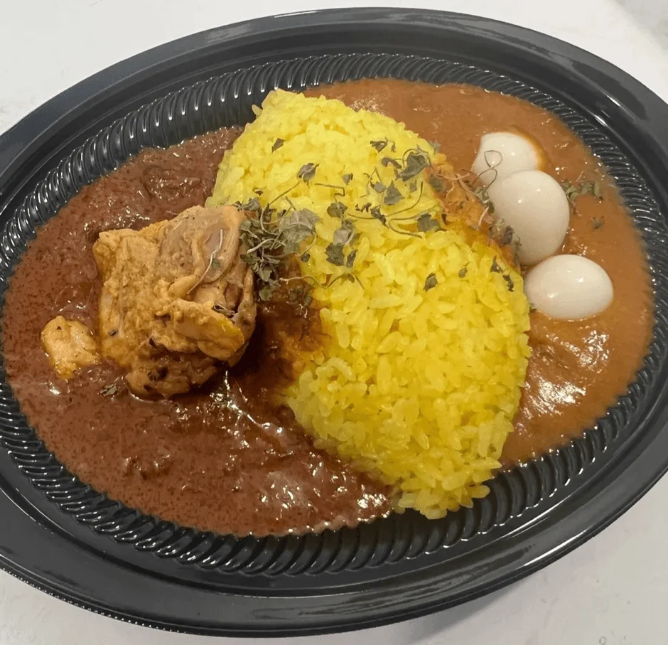 色鮮やかなチキンカレー