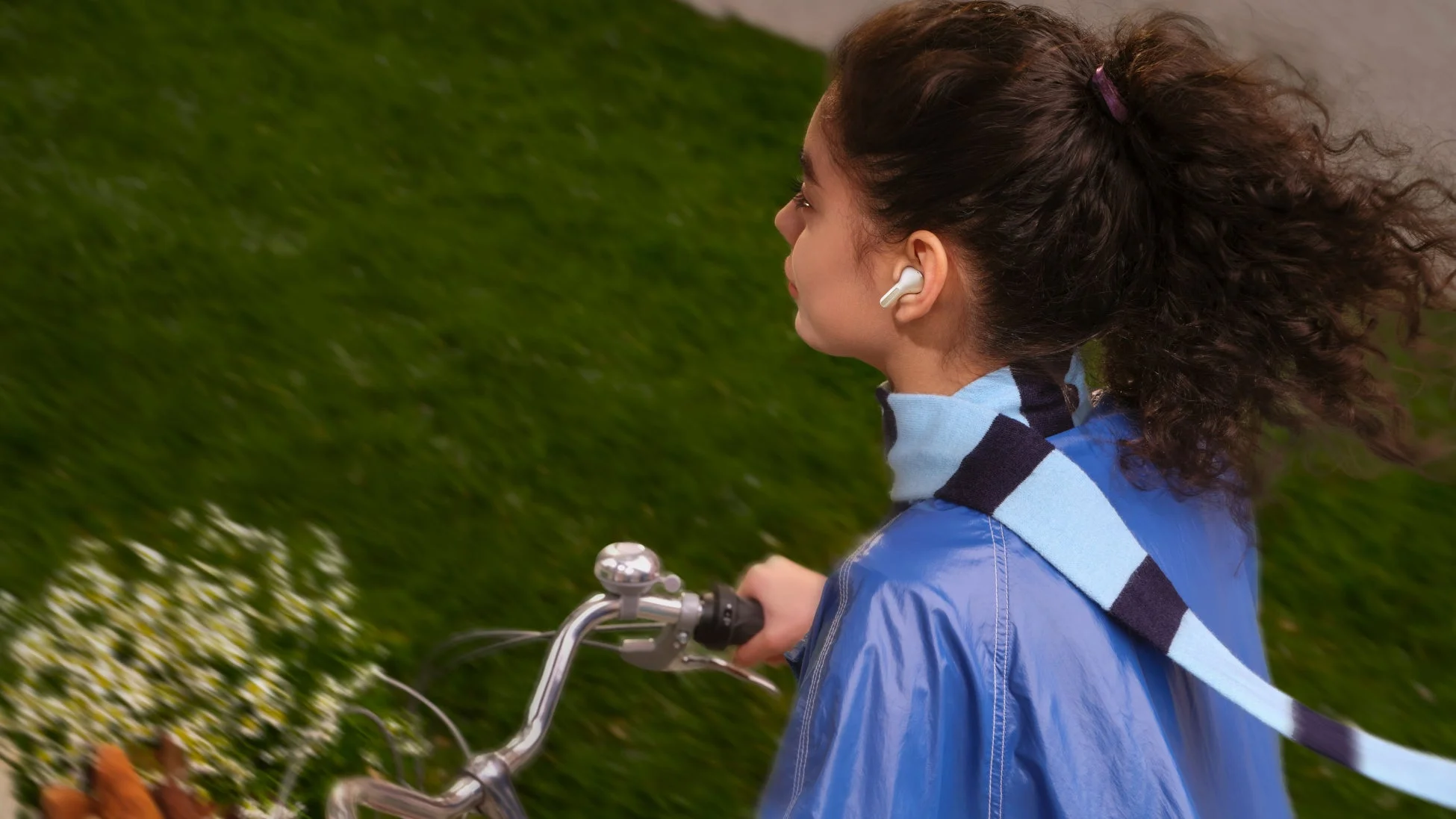 自転車に乗る若い女性がイヤホンで音楽を聴いている
