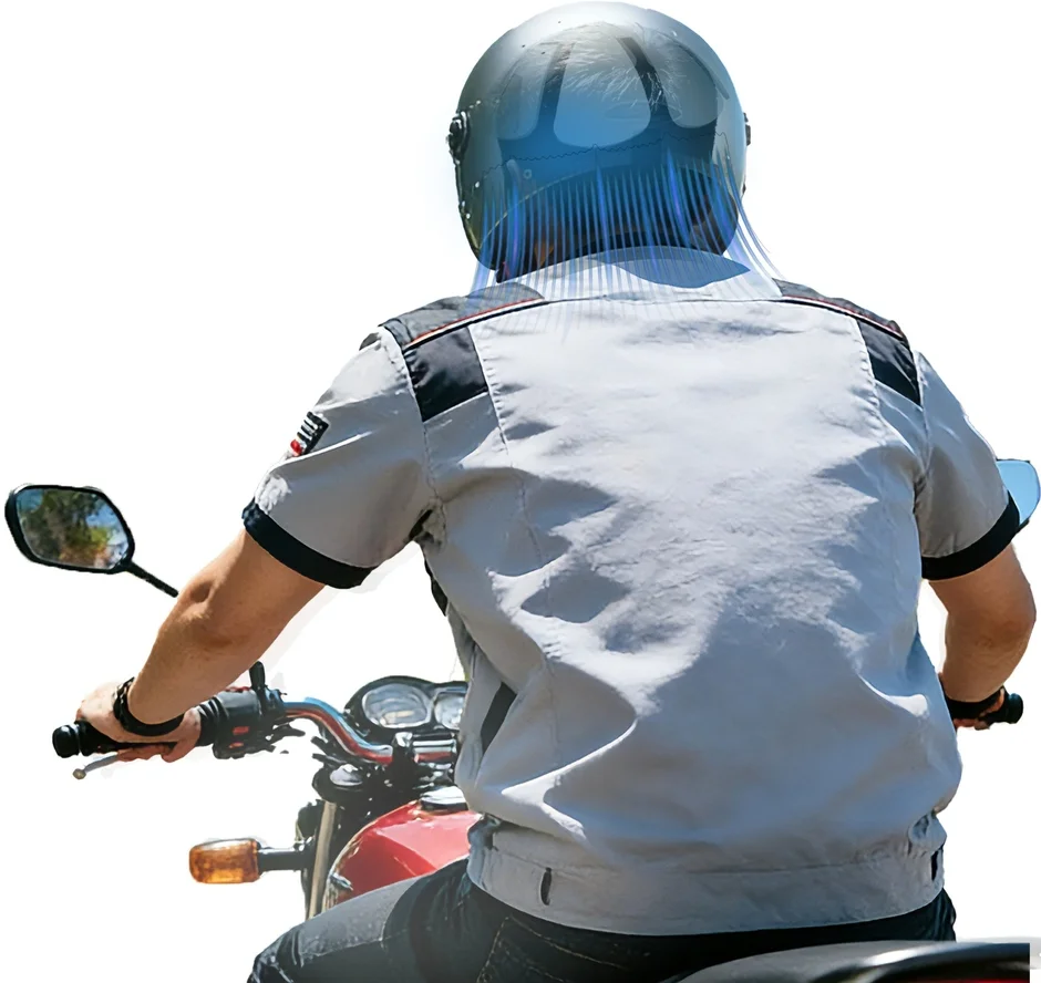 バイクに乗る男性